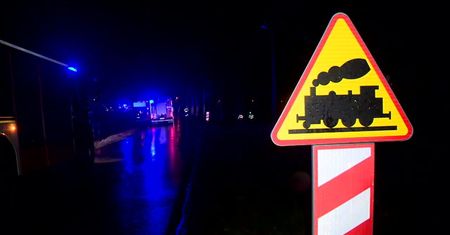 Wypadek na niestrzeżonym przejeździe kolejowym koło Skierniewic. Jedna osoba ciężko ranna