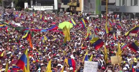 Dziesiątki tysięcy zwolenników Juana Guaido wyszło na ulice Caracas