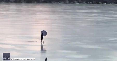Chałupnicza wersja kite skatingu? Parasol niczym żagiel