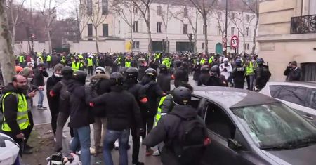 Kolejne protesty żółtych kamizelek. Odrzucają pomysł Wielkiej Narodowej Debaty zaproponowanej przez prezydenta Macrona