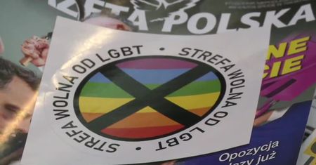 “Tak zaczynały się pogromy”. Reakcje po publikacji tygodnika z naklejką “Strefa wolna od LGBT”