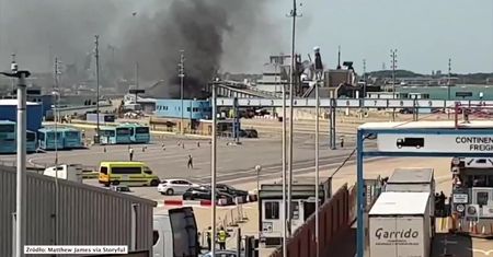 Kłęby czarnego dymu nad portem w Portsmouth. Zapaliła się ciężarówka