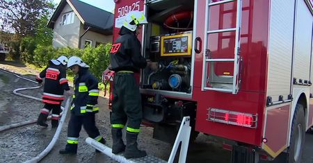 Pożar w warsztacie samochodowym w Małopolsce. Spłonęły trzy autobusy, dwa samochody dostawcze i osobówka