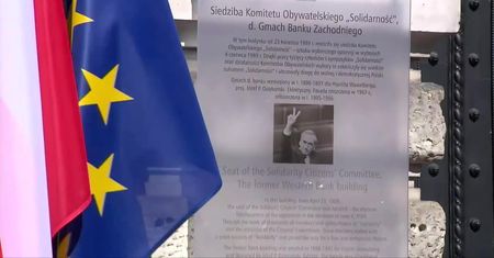 Trzaskowski odsłonił w Warszawie tablicę upamiętniającą wybory 4 czerwca 1989 r.