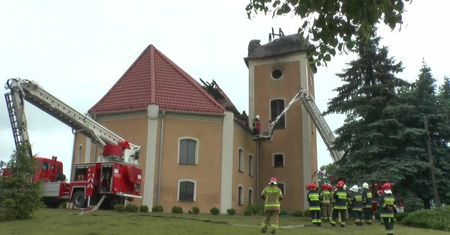 Iglica runęła w trakcie pożaru kościoła we Frednowach koło Iławy
