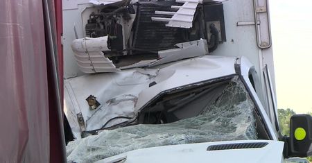 Wypadek śmiertelny. Zderzenie się samochodu dostawczego i ciągnika siodłowego.