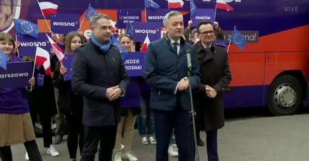 W Polskę wyruszył “wiosnobus” partii R. Biedronia