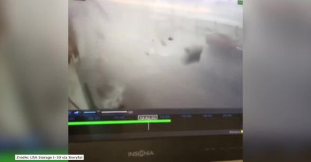 Tornado w Arkansas. Żywioł zerwał dach magazynu przy autostradzie