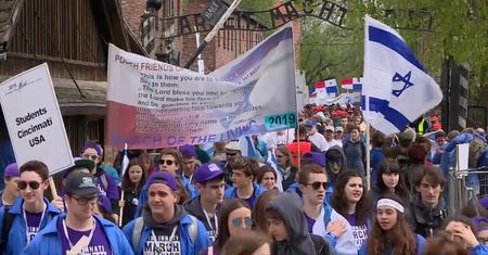 Marsz Żywych przeszedł drogą śmierci pomiędzy byłymi obozami Auschwitz i Auschwitz II-Birkenau