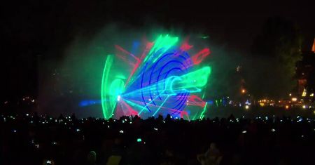 Wars, Sawa i lasery. Tysiące widzów w warszawskim parku fontann