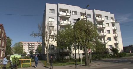 Dwuletnie dziecko wypadło z okna w Pucku. Jego stan jest ciężki