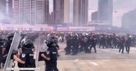 Ogromne manewry chińskiej policji przy granicy z Hongkongiem. Ćwiczono rozganianie demonstracji