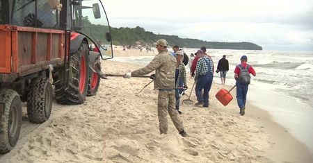 Bryłki parafiny na nadbałtyckich plażach. Trwa sprzątanie