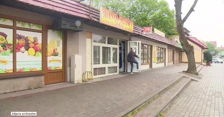 Pijana staranowała witrynę sklepu samochodem i ukradła wódkę. Usłyszała zarzuty