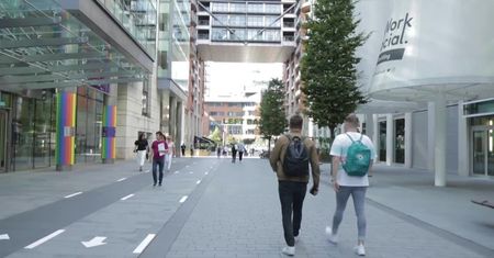 “Phonepas”. Wydzielony chodnik w Manchesterze, by zapobiec wypadkom z udziałem użytkowników smartfonów