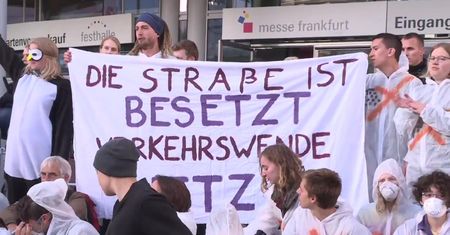 Aktywiści klimatyczni zablokowali wejście na targi motoryzacyjne we Frankfurcie