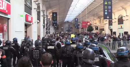 „Żółte kamizelki” protestują już 45. tydzień z rzędu. Policjanci pryskali łzawiącym gazem w twarze demonstrantów