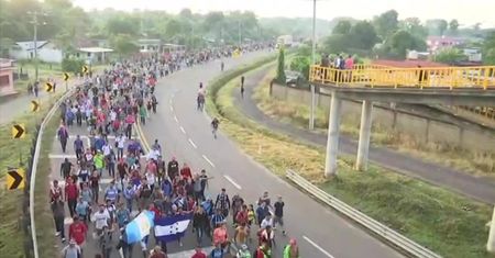 Karawana migrantów zmierzająca z Hondurasu do USA ma już 1,5 km długości. W ciągu jednej nocy przybyło około 3 tysiące osób