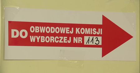 Naruszenie ciszy wyborczej w Śremie. Mężczyzna jeździł samochodem obklejonym plakatami wyborczymi