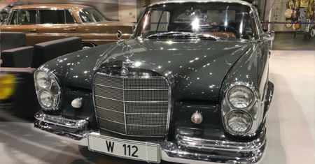Trwa Retro Motor Show. Samochodowe klasyki przyciągają fanów w każdym wieku