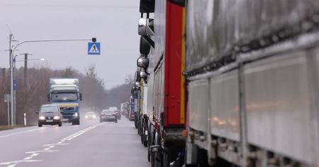 “Stoję tu już trzy dni”. Gigantyczny korek na granicy polsko-ukraińskiej w Dorohusku
