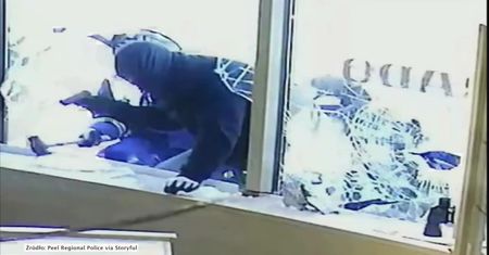 Mieczami przegonili złodziei. Brawurowa reakcja pracowników salonu jubilerskiego