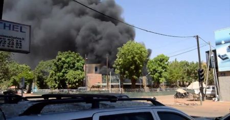Strzały i atak bombowy na siedzibę armii i ambasada Francji na Burkina Faso