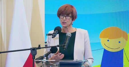 Dwa lata z 500 plus. E. Rafalska: Coraz mniej rodzin pobiera świadczenia