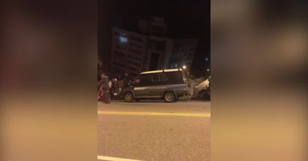 Hotel przechylił się po trzęsieniu ziemi na Tajwanie. 30 osób uwięzionych