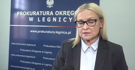Bezdomny podpalił się w radiowozie niedopałkiem, jest w szpitalu. Prokuratura prowadzi śledztwo