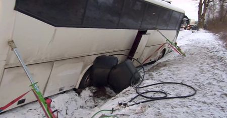 Wypadek autobusu przewożącego 44 dzieci. Wracały z ferii w górach