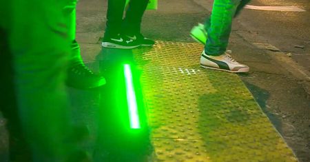 Poznań testuje ledy na przejściu dla pieszych. Dla “smartfonowych zombie”