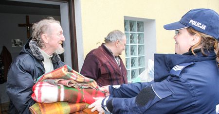 Policjanci niosą pomoc bezdomnym.