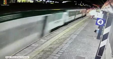 Wagony szorują o peron, z podwozia sypią się iskry. Wykolejenie wagonu w Mediolanie