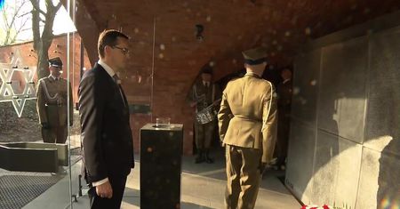 Prezydent i premier oddali hołd ofiarom zbrodni katyńskiej