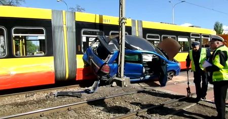 Auto zakleszczone między tramwajem a słupem. W środku była kobieta w ciąży i małe dziecko