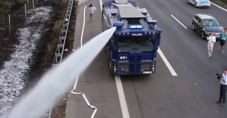 Armatki wodne kontra ogień. Niemiecka policja pomaga strażakom w zabezpieczeniu autostrady