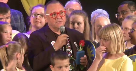 Jerzy Owsiak wypił sok z cytryny i został kawalerem Orderu Uśmiechu