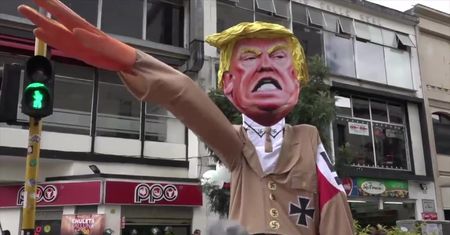 Trump w stroju Hitlera