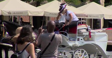 Konie dorożkarzy w Krakowie pod ochroną dopiero po południu. Wcześniej mogą stać w pełnym słońcu