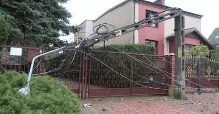 “Świerk przewrócił się na linie energetyczne i powalił cztery słupy”. Nawałnica w Koninie