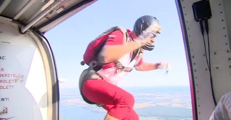 101 skoków ze spadochronem w ciągu doby. Wyczyn Tomasza Kozłowskiego wesprze niepełnosprawnych