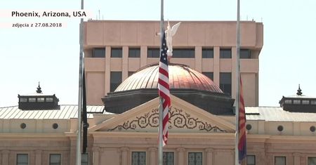D. Trump zmienia zdanie w kwestii flagi nad Białym Domem. Będzie obniżona do połowy masztu do pogrzebu J. McCaina