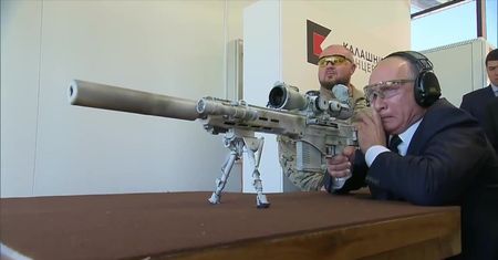 W. Putin testuje karabin snajperski Kałasznikowa. Prezydent trzykrotnie trafił w cel z 600 metrów