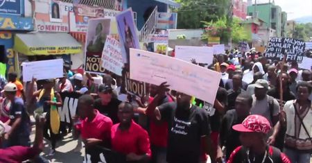 Płonące opony i gaz łzawiący na ulicach. Demonstranci starli się z policją w stolicy Haiti