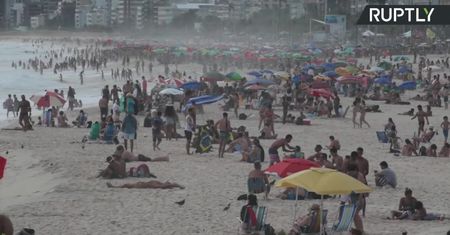 Brazylijczycy nie boją się pandemii. Tłumy plażowiczów na Copacabanie