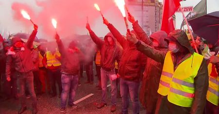 Tysiące rolników protestuje w Warszawie przeciw “Piątce dla zwierząt”