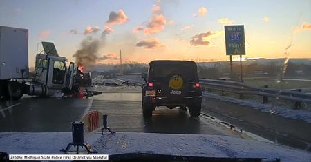 Policjant uratował mężczyznę z płonącego samochodu.