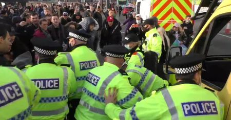 Zamieszki w Liverpoolu podczas protestów przeciwko obostrzeniom w związku z koronawirusem