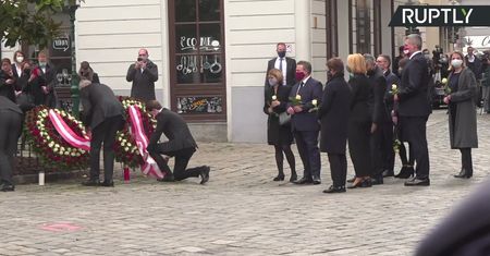 Kanclerz i prezydent Austrii złożyli kwiaty w miejscu ataku terrorystycznego w Wiedniu